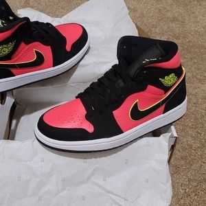 Jordans 1 Mid Womens